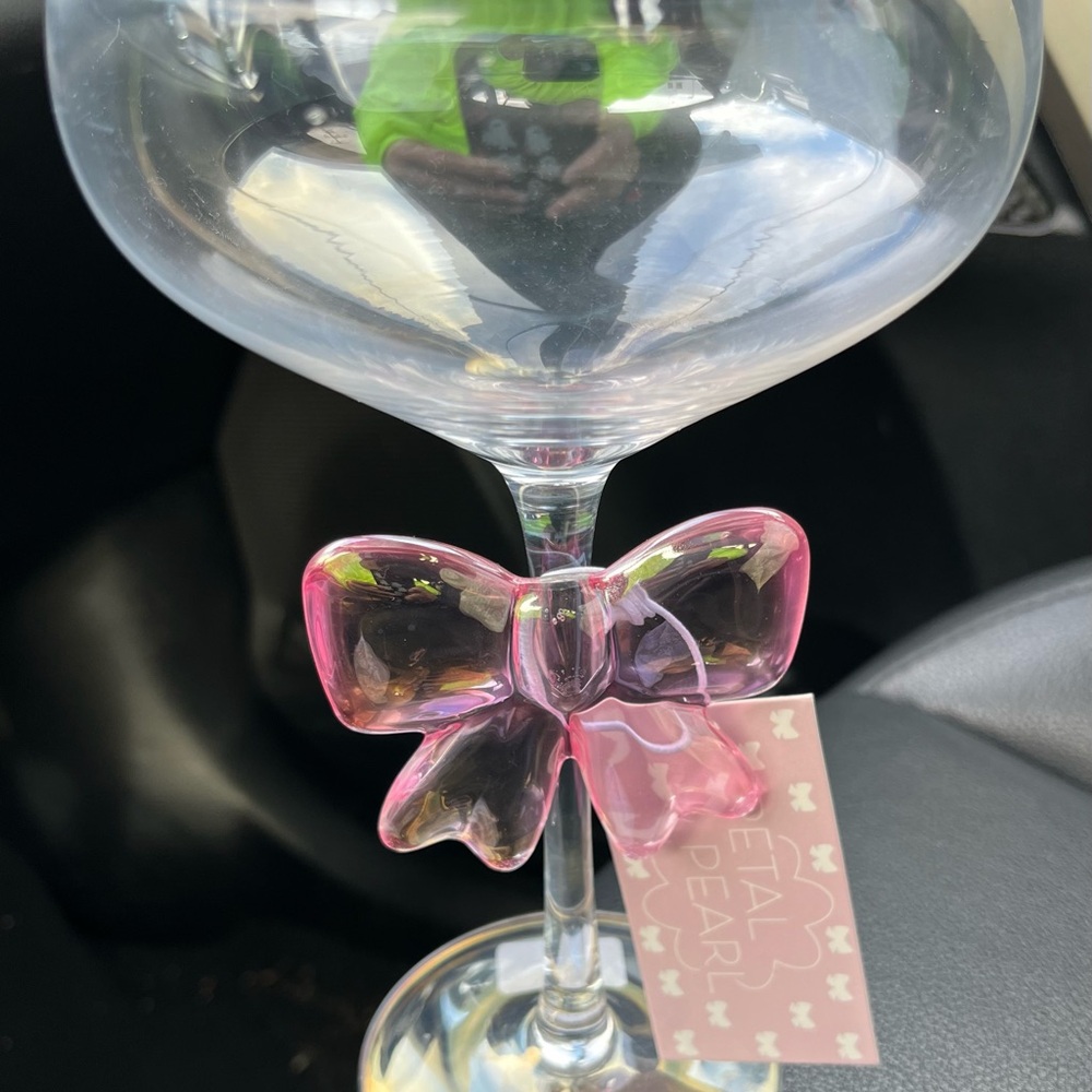 Pearl Pink Bow Wine Glass
